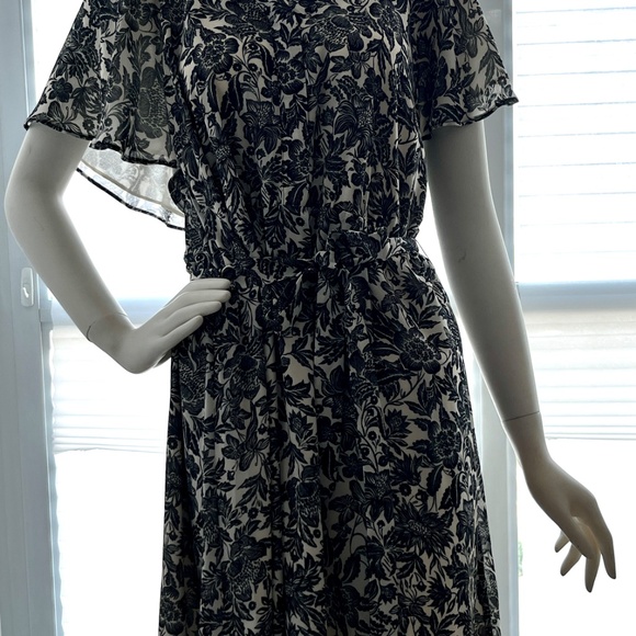 V-neck chiffon dress - Picture 12 of 16